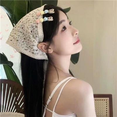 落在她身边